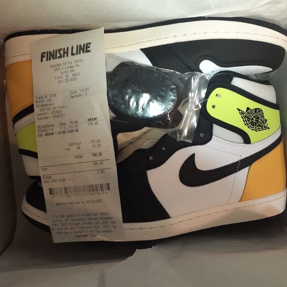 Jordan 1 retro ⚡Volt⚡? size 11